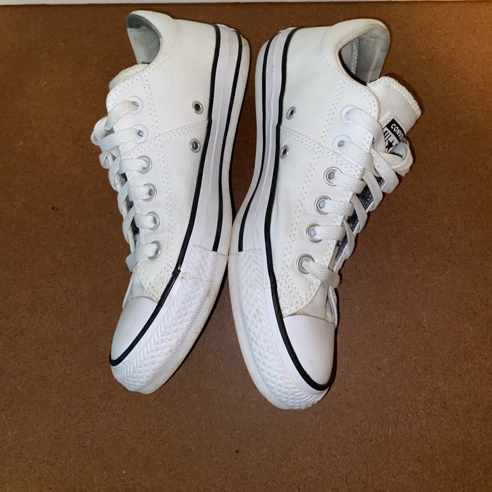 Women’s size 7 Converse low top all star Chuck Taylor Crisp White sneakers